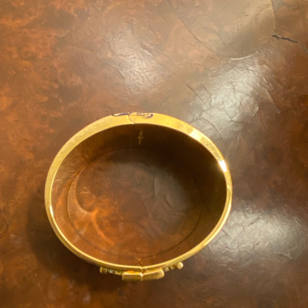 Tory Burch
Enamel Raised Logo Hinge Cuff Bracelet
1” wide
18K Gold Plated - Picture 3 of 6